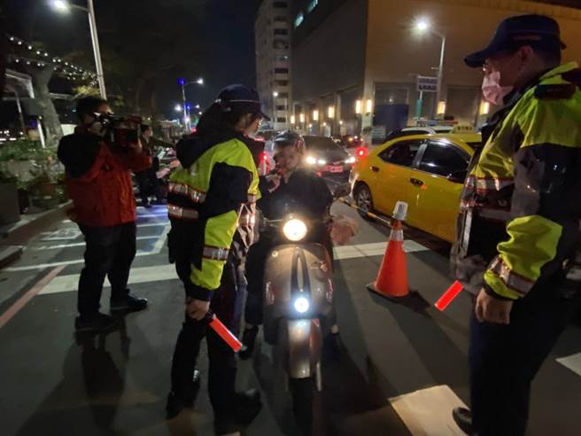 防範酒駕肇禍，高雄警連8天大執法，局長黃明昭加碼宣示：「防酒駕勤務沒完沒了」。（石秀華攝）