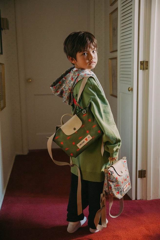 LONGCHAMP X EU形象照，向《小鬼當家》取經意味濃厚。