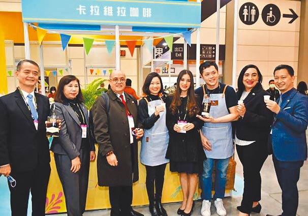 中美洲经贸办事处主任廖鸿达（右一）与外宾及业者在瓜地马拉精品咖啡摊位前合影。图／中美洲经贸办事处提供