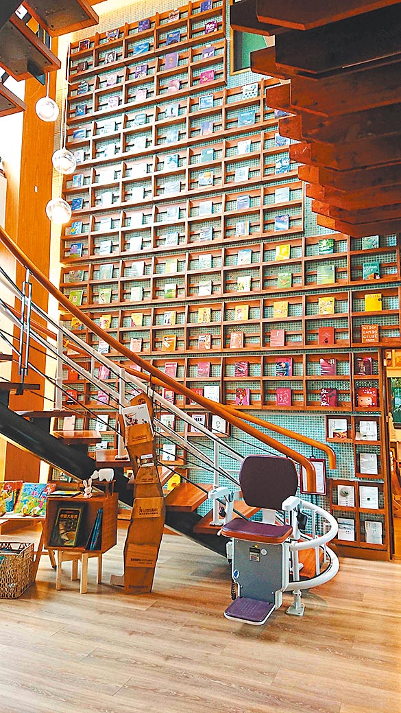 汪世旭一生致力推广阅读，「森书房」重回都市的罗布森企业总部，让更多民眾能在都会中的窗景前开启纯粹阅读的悠閒。图／罗布森提供