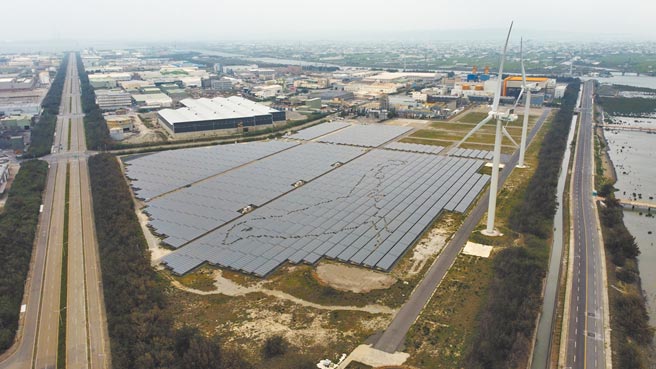 烨辉的光支彩预涂烤漆钢材及太阳能光电支架，被广泛採用于太阳光电；图为实绩之一的台泥绿能（彰滨工业区）。图／烨辉企业提供