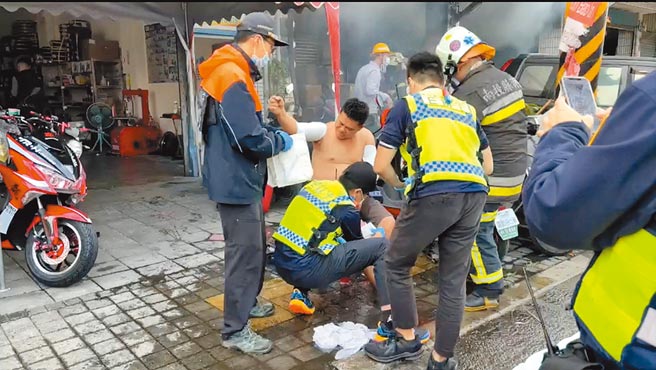 丟汽油彈縱火的周姓男子同樣遭火吻，全身約7％燒傷；警消初步包紮後，再將他送醫治療。（民眾提供／吳建輝南投傳真）