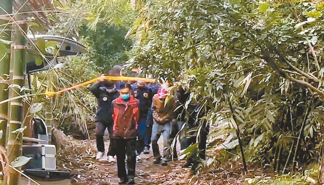 嘉義縣竹崎鄉內埔國小附近的檳榔園26日發現1具下半身赤裸、頭部有外傷的女屍，50歲林姓男子（紅帽者）初步向警方坦承殺人，27日訊後移送法辦。（讀者提供／張亦惠嘉縣傳真）