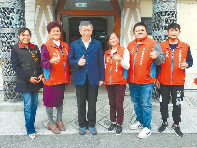 民眾黨26日在花蓮縣秀林鄉代表會成立黨團，鄉代會副主席賴惠美（左二）、邱惠英（右三）、陳龍（右一）、王則元（右二）、金云湘（左一）等5人加入，開心與黨主席柯文哲（左三）合影留念。（羅亦晽攝）