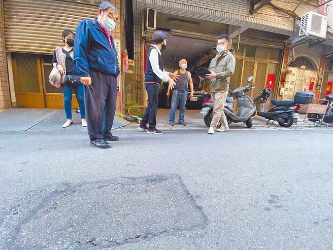 新北市三重區六張街出現凹洞，里長修補10多次，地基仍不斷流失，宛若無底洞。（新北市議員李翁月娥服務處提供／戴上容新北傳真）