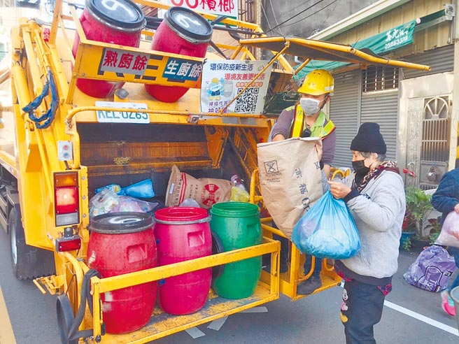 环保局强调，自明年元旦起，将正式实施「台中市一般废弃物生厨余分类回收排出规定」，让厨余回收有效再利用。（台中市政府提供／陈世宗台中传真）