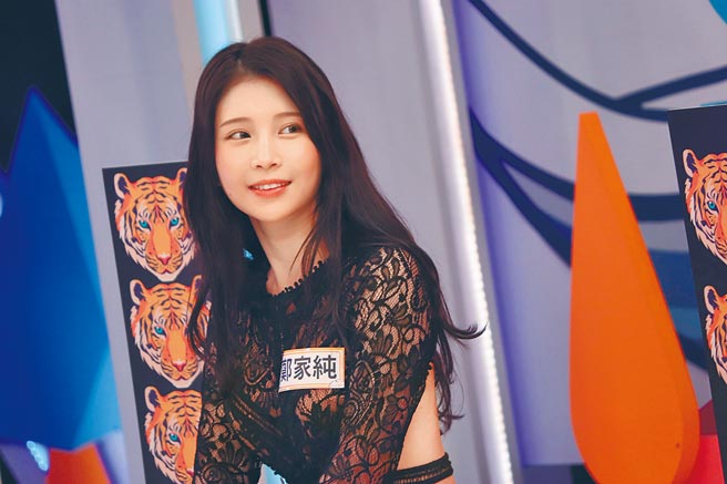 郑家纯（鸡排妹）上《同学来了》分享遇过的「超呛」事蹟。（中天综合台提供）