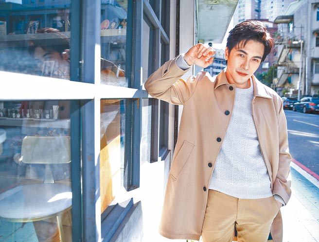 谢佳见出道20年将首度挑战音乐剧演出。（粘耿豪摄、服装提供：Club Monaco）