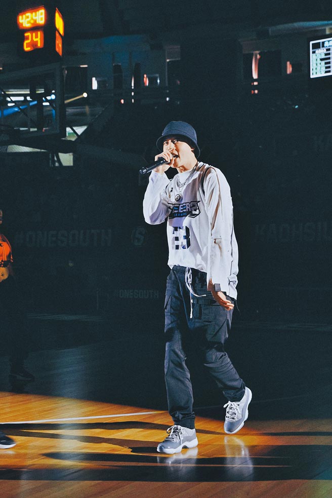 周湯豪耶誕節現身高雄鳳山體育館，擔任PLG鋼鐵人主場開幕戰嘉賓。（環球音樂提供）