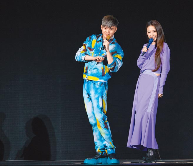许富凯（左）于「拾歌」演唱会上，选择以MOSCHINO 2021秋冬男装系列夹克套装登台。（罗永铭摄）