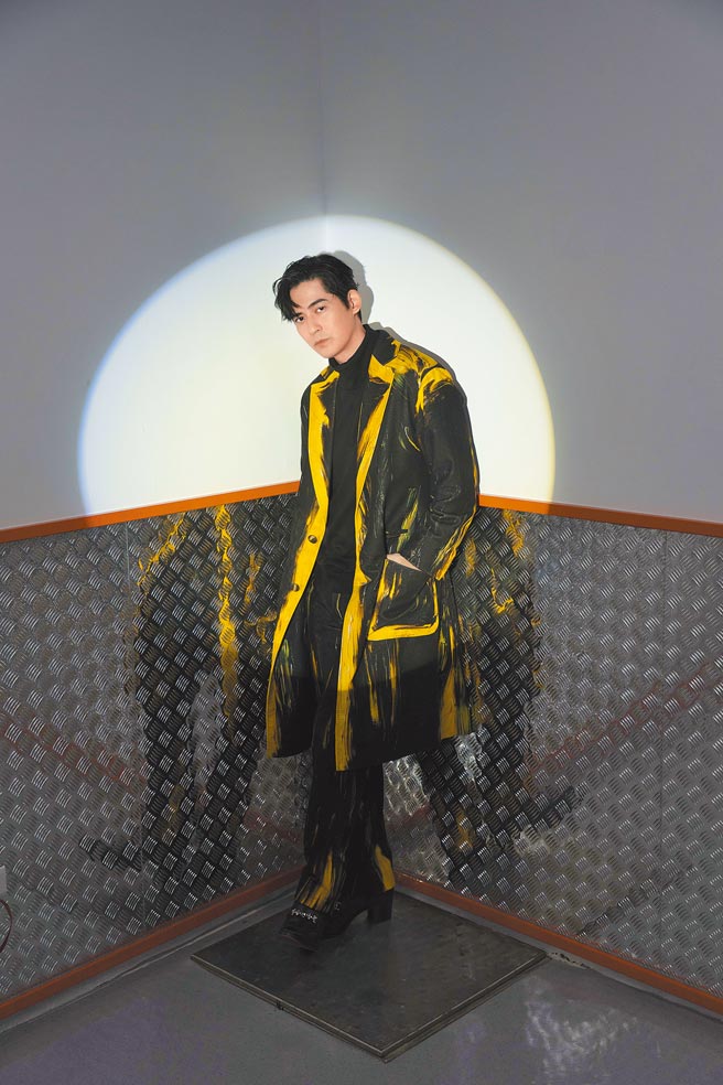 周渝民身穿MOSCHINO 2021秋冬男装参与网路节目「木曜4超玩」的跨界演唱会。（华贵娱乐提供）