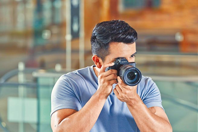 Sony α7 IV（ILCE-7M4）全片幅混合式相机，靠近烟火处拍摄时可搭配SEL14FGM超广角镜头，远处、眺望拍摄可选择涵盖广角到望远的SEL24105G镜头。（Sony提供）