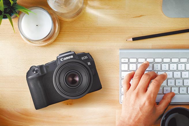 Canon EOS RP为全片幅无反单眼中最轻巧的机型，想要拍摄烟火的话，建议可搭配RF24-105mm f/4-7.1 IS STM镜组。（Canon提供）