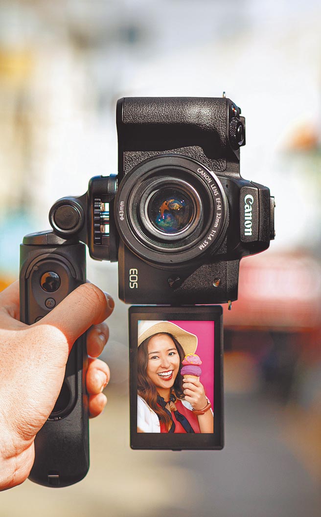 Canon EOS M50 Mark II，为APS片幅中最受消费者青睐的迷你单眼相机，更可透过支援YouTube直播服务，即时在YouTube上与观眾直播互动。（Canon提供）