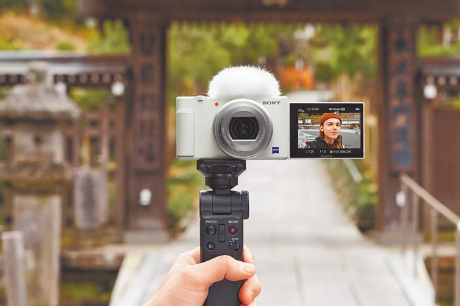 Sony ZV-1针对Vlogger而打造，主打轻巧便携，拥有24-70mm、大尺寸的1.0 型CMOS感光元件与大光圈镜头，一键即可切换景深更方便。（Sony提供）
