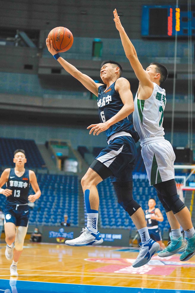 东泰高中李世瑞（左）上篮遭到高苑工商罗羽翔从后犯规。（高中体总提供）