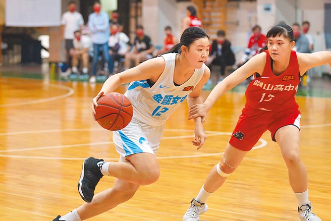 金瓯女中游沁桦（左）运球突破对方的防守。（高中体总提供）