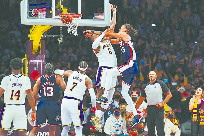 克萊斯頓（右）雙手橫扣詹姆斯得分。（路透）