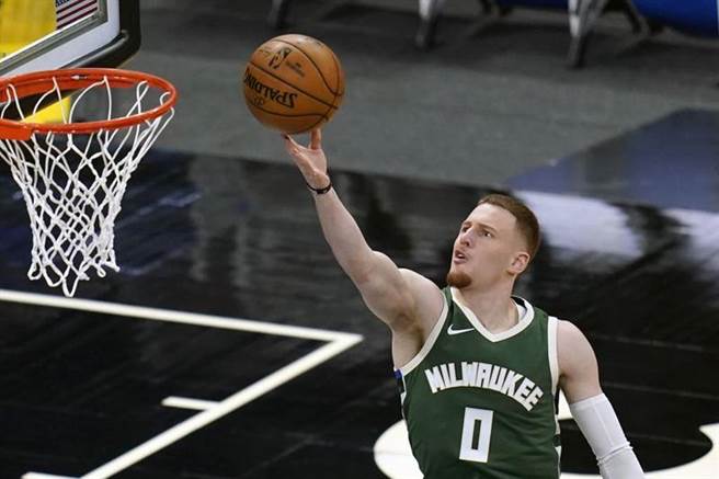 公鹿队后卫Donte DiVincenzo上篮得分。（美联社资料照）