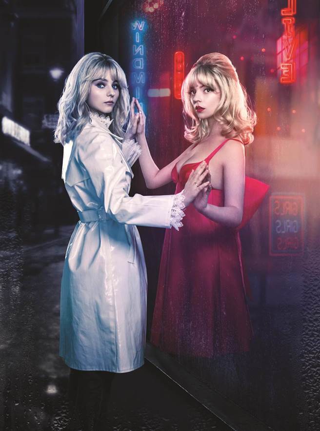 安雅·泰勒-乔伊（右）在《迷离夜苏活》有精彩的歌艺演出。（UIP提供）