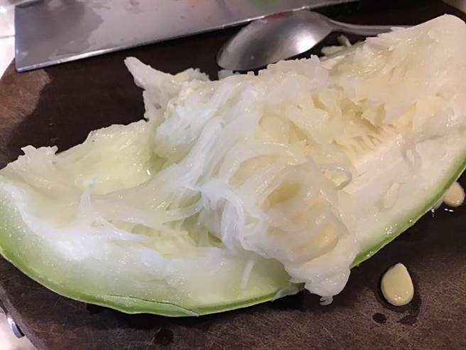 北瓜的纤维粗，瓜肉一丝一丝的像鱼翅。(翻摄自 家常菜FB)