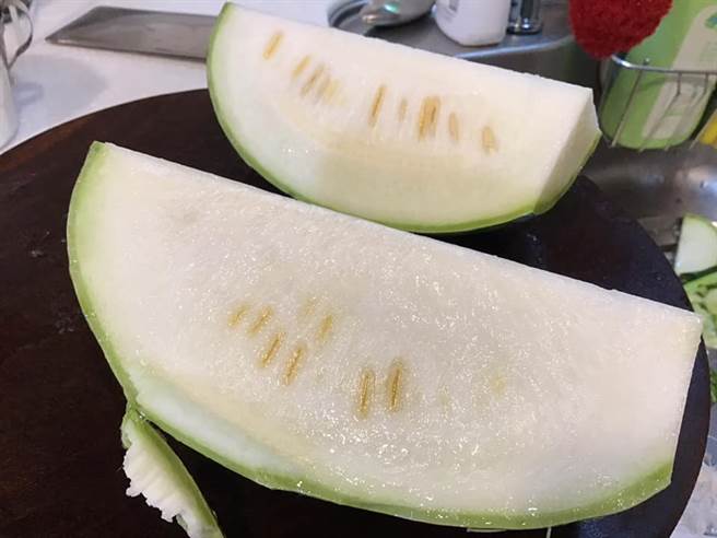 图为北瓜剖面图，果肉都是白色的。(翻摄自 家常菜FB)