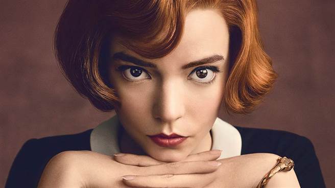 《后翼弃兵》中安雅·泰勒-乔伊以一头復古卷髮征服观眾。（图／Netflix）