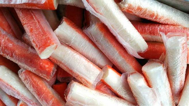 吃火锅时蟹肉棒正确煮法 专家点破关键。(示意图/Shutterstock)