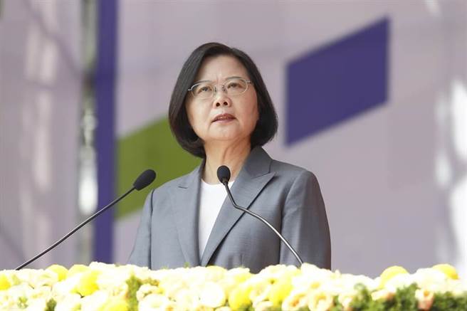 蔡英文總統的「論文門」引發爭議，台灣民意基金會今天公布民調，18歲以上民眾有兩成八的人相信蔡英文沒有LSE博士論文與學位，換算人口數超過550萬人，和兩年前相比，相信她沒取得學位的人明顯增加。（本報資料照）