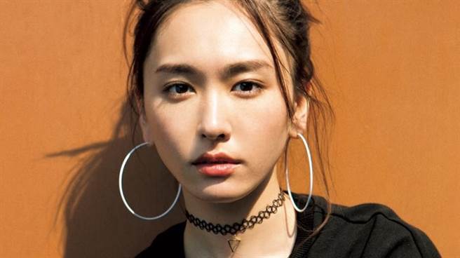 新垣结衣婚后为戏露面，最被网友发现脸型变了。（图／twitter@ikemenbisyouzyo）