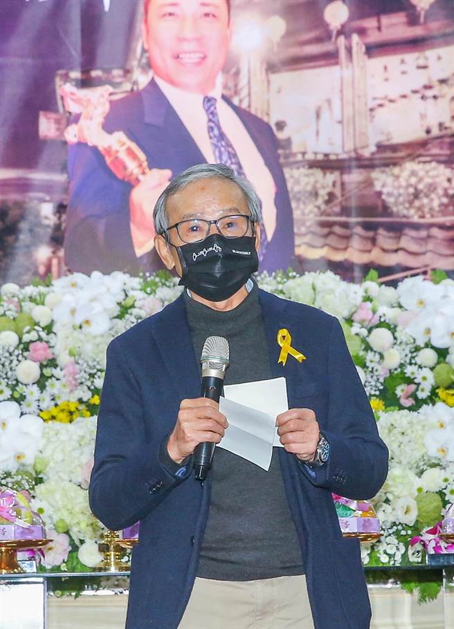 吳念真今代表家人致詞，回憶陳松勇的為人。（粘耿豪攝）