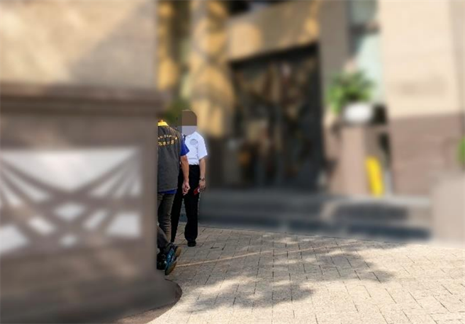 高雄一名杜姓男子于居家隔离期满前出门，遭卫生局开罚20万不缴，千万豪宅险险被执行署查封。图为执行官到场执行，但因无人应门，便留下通知单返回，而杜男见到查封通知，旋即于隔日缴清罚锾。（高雄分署提供）