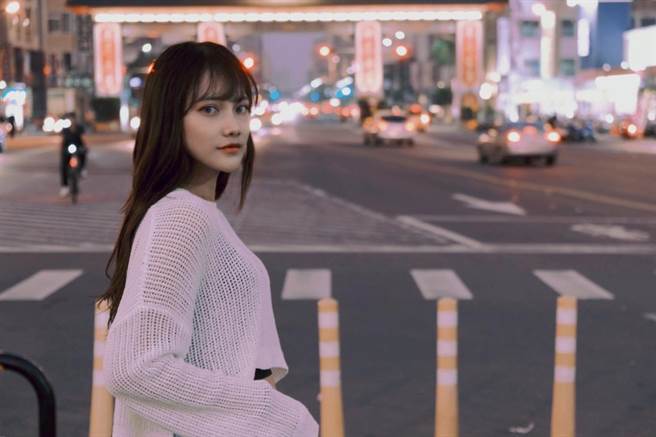 保五支援高雄市警局少年队的正妹女警潘莳恩浓眉大眼，亮眼外貌酷似歌手梁文音，被同学誉为「警界梁文音」。（高雄市少年队提供／石秀华高雄传真）