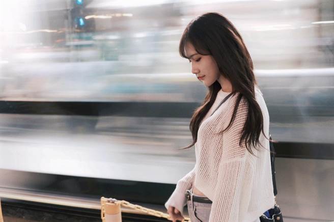 有着一双浓眉大眼、长髮亮眼的外表的潘莳恩，是警界正妹女警。（高雄市少年队提供／石秀华高雄传真）