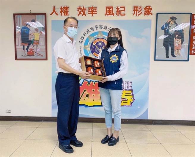 潘莳恩从警近2年，成为高市少年队宣导无毒校园的主力讲师，还参与刑案破案连连，警察局长黄明昭亲自颁发破案茶鼓励。（高雄市少年队提供／石秀华高雄传真）