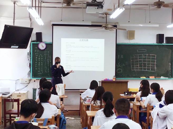 正妹女警潘莳恩至校园向学生宣导反毒、反诈骗等预防犯罪观念。（高雄市少年队提供／石秀华高雄传真）