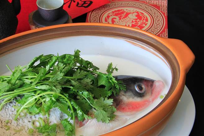 「涵碧日月鱼头王」是赖正镒的宴请政商名流的压箱宝。（涵碧楼提供）