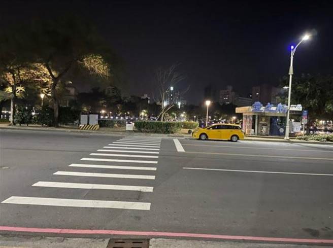 最近行人穿越斑马线被车撞死或伤残的事故不断发生。（图／翻摄爆料公社）
