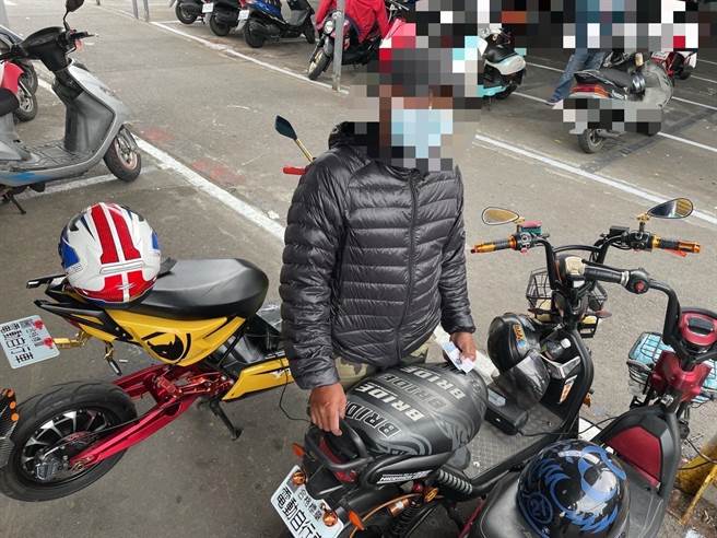 6名外籍劳工偷充电被市场人员逮正着。（翻摄照片／高雄洪靖宜传真）