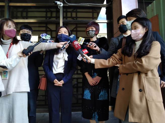 共襄创投股份有限公司执行长谢喻咏（右）与律师徐子雅（左）28日上午到台北地检署控告女星赖薇如男友邱乐伟（Royal Chiou）涉嫌诈欺取财罪。（陈志贤摄）