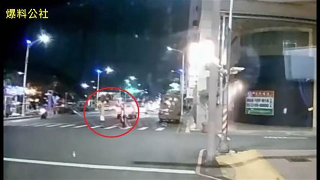 林姓一家四口遭撞前，全家人已经走到斑马线上了车子还是不礼让。（图／翻摄爆料公社）