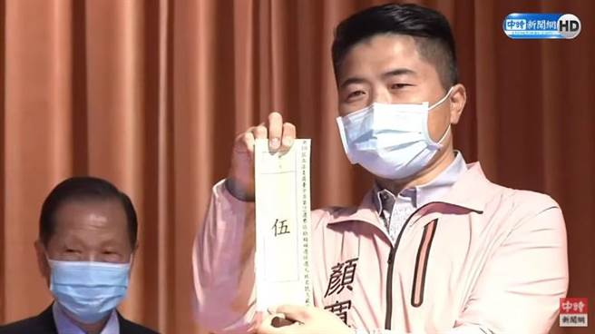 台中第二选区立委补选，顏宽恒抽中5号。（图／翻摄自中时新闻网直播）