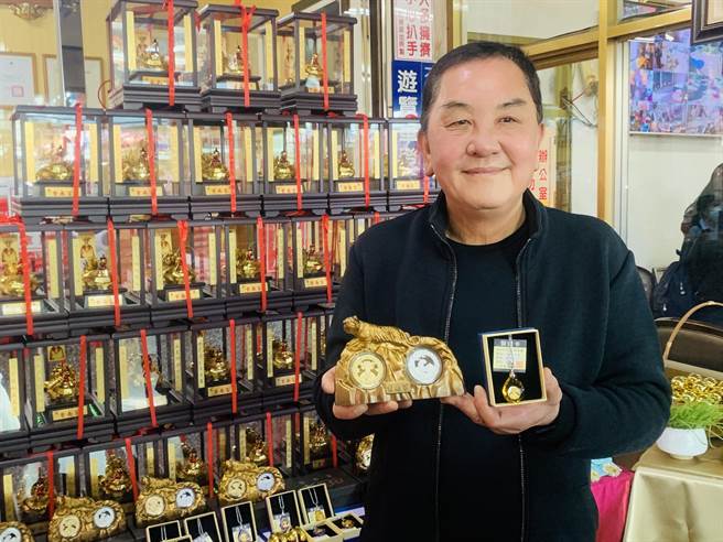 紫南宫主委庄秋安，展示虎年招财钱母。（廖志晃摄）