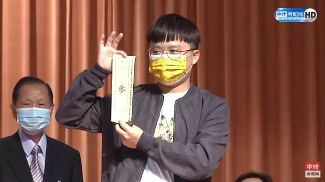 台中第二选区立委补选，李升翰抽中3号。（图／翻摄自中时新闻网直播）