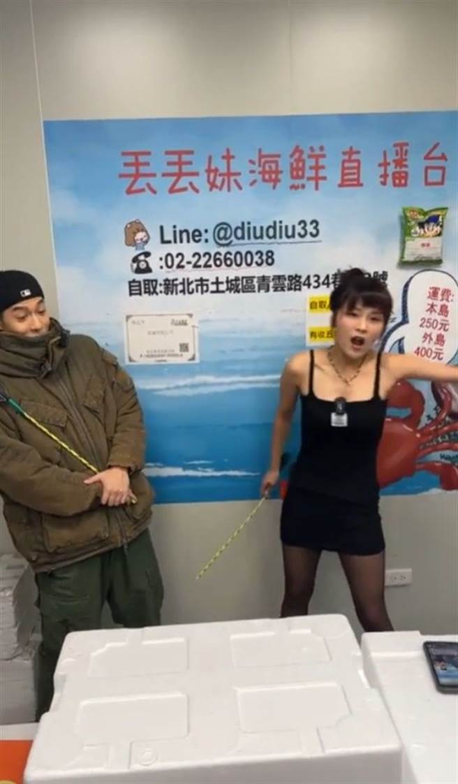 周汤豪被丢丢妹吓到缩在角落。(图/翻摄自丢丢妹脸书)