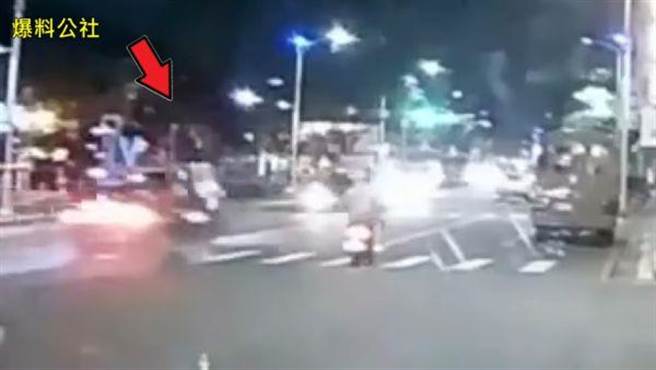 林男一家人斑马线走到一半被酒驾的黄男撞飞。（图／翻摄爆料公社）

