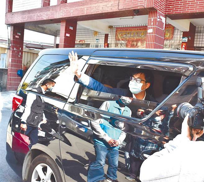 网友质疑高雄酒驾非常多，连市长陈其迈的车都被撞，警方27日证实此事。图为遭酒驾车辆擦撞的陈其迈公务座车。（本报资料照片）