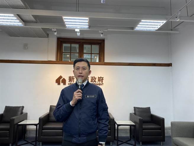 宣布不选大新竹市长的林智坚今天强调，他会下乡与民眾一起站出来，让朝野听见声音，让心里有鬼、以拖待变的人知道，民意已经高涨。（陈育贤摄）