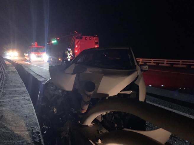 台东县大武乡台9线南兴路段28日凌晨12点30分发生车辆自撞护栏意外，造成39岁吴姓女驾驶送医不治。（大武警察分局提供／蔡旻妤台东传真）