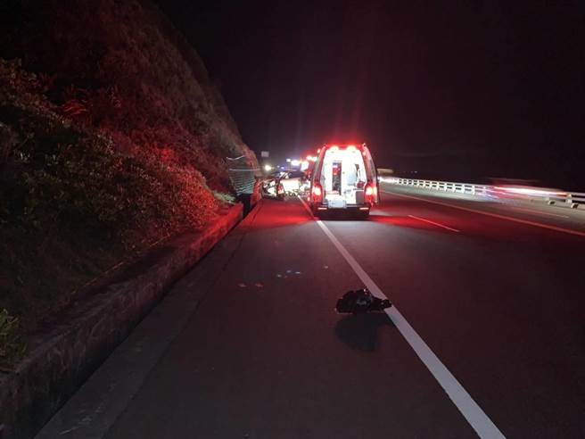 　台东县大武乡台9线南兴路段28日凌晨12点30分发生车辆自撞护栏意外，造成39岁吴姓女驾驶送医不治。（大武警察分局提供／蔡旻妤台东传真）